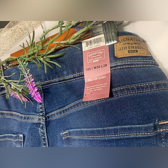 Signature by Levi Strauss & Co. Totally Shaping Pull-On Skinny Jeans - Picture 4 of 5